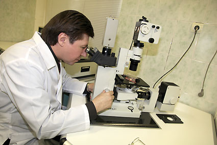 С.А. Борзенок в лаборатории трансплантологии и клеточных технологий с Глазным тканевым банком